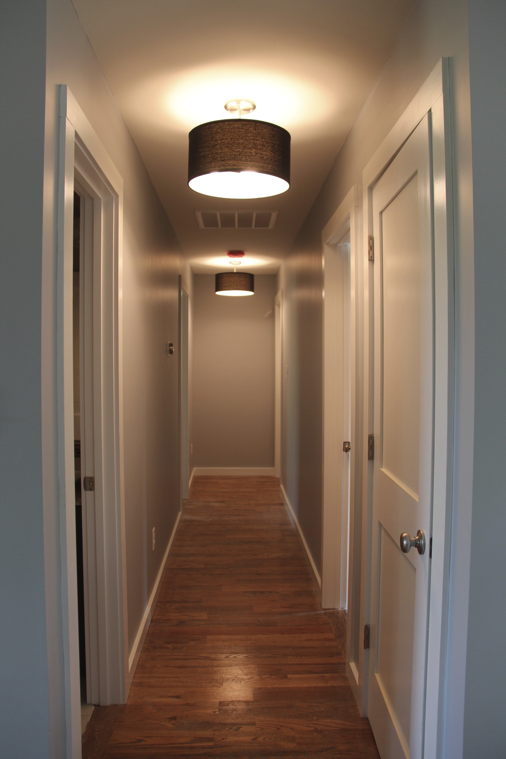Поставь свет в коридоре. Светильники в коридор. Светильники для узкого коридора. Светильники в колотдоре. Освещение в коридоре.